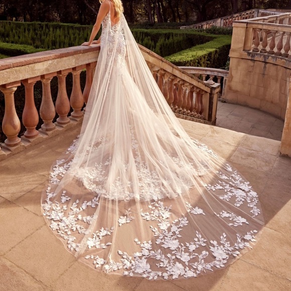 Enzoani tulle bridal cape - Picture 4 of 8